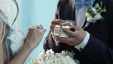 Gelin ve Damat Düğün yüzük koymak