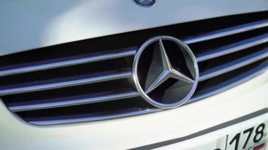 Saint-Petersburg, Rusya-28 Mayıs 2018: Mercedes logosu beyaz araba