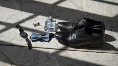 Moda aksesuarları mans: ayakkabı, ruh, papyon ve kol saatleri