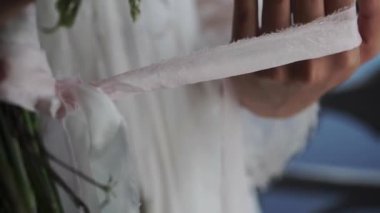 Genç kadın iç çamaşırı ile buket