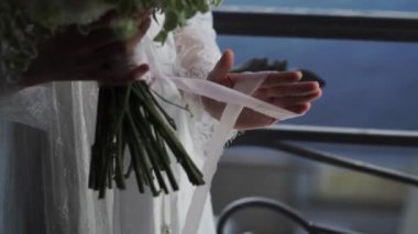 Genç kadın iç çamaşırı ile buket