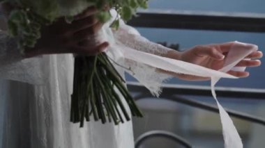 Genç kadın iç çamaşırı ile buket