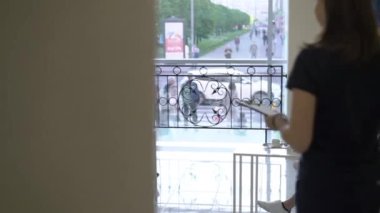 Adam bir klinikte resepsiyonda belgelerin imzalanması