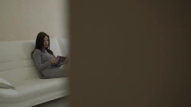 Bir hastane salonunda bekleyenler