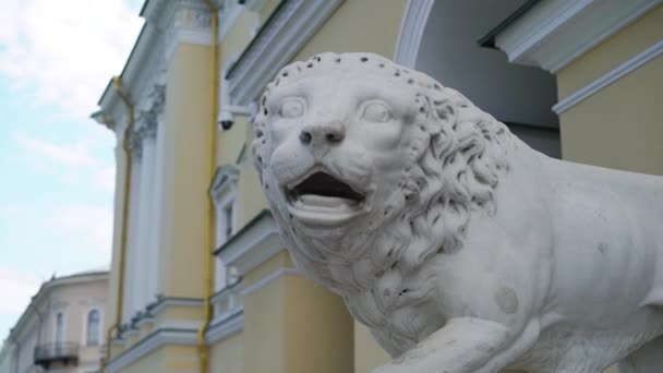 Vit sten skulptur lejon — Stockvideo