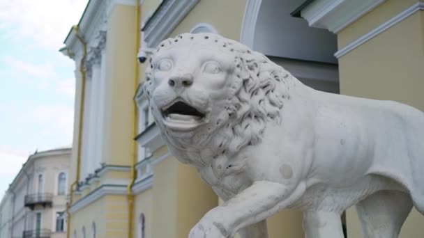 Escultura de piedra blanca de león — Vídeo de stock