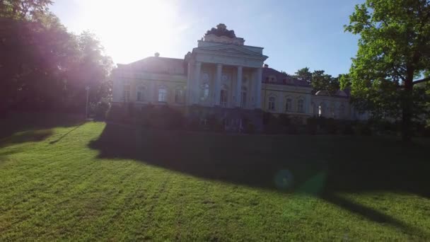 Edificio histórico del palacio por la noche — Vídeos de Stock