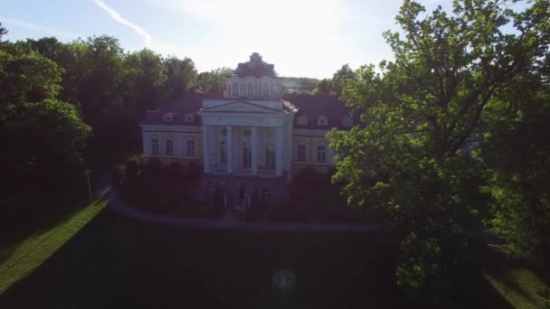 Ιστορικό παλάτι κτίριο το βράδυ — Αρχείο Βίντεο