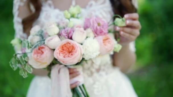 Jeune mariée touchant bouquet nuptial — Video