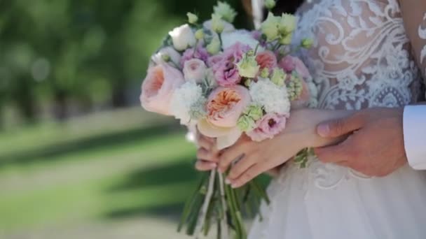 Mladá nevěsta Dojemné Svatební kytice — Stock video