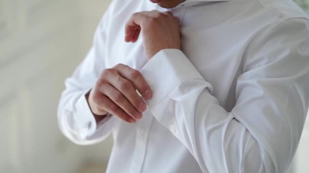 Young man put on cufflinks — Stock Video