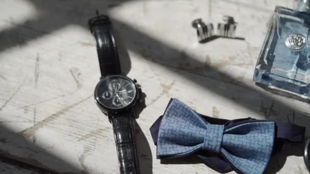 ルマンのファッション小物: シューズ、精神、蝶ネクタイ、腕時計 — ストック動画