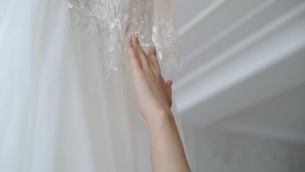 Femme touchant robe de mariée — Video