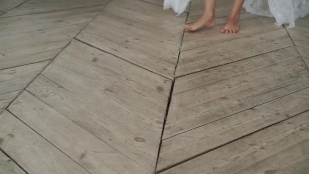 Jeune femme en lingerie marchant à l'intérieur 