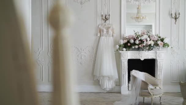 Свадебное платье в спальне возле камина — стоковое видео
