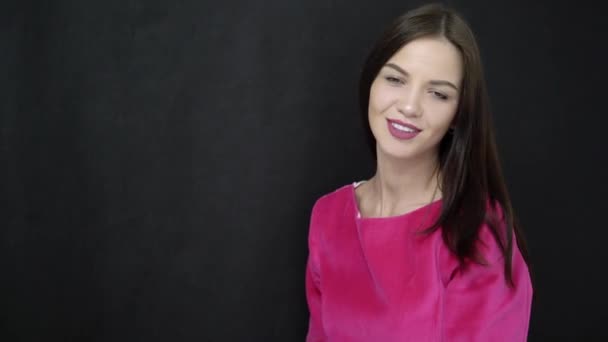 Fiatal nő mosolyogva fekete háttér — Stock videók