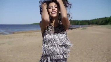 İki genç kadın elbiseleri plajda dans