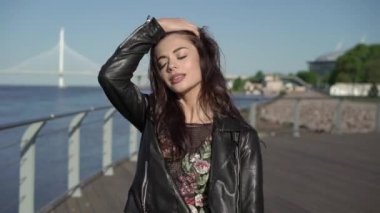 İki genç kadın elbise şehir setin de poz