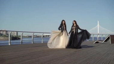 İki genç kadın dalgalanan elbiseler