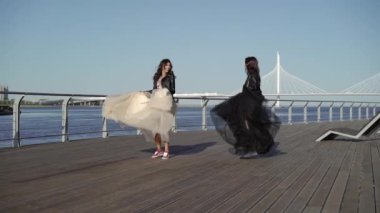 İki genç kadın dalgalanan elbiseler