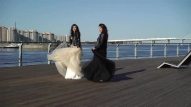 İki genç kadın dalgalanan elbiseler