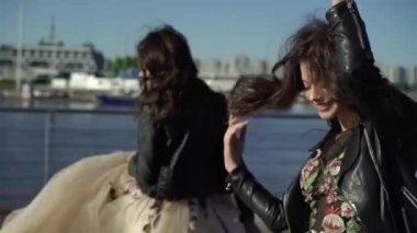 İki genç kadın dalgalanan elbiseler