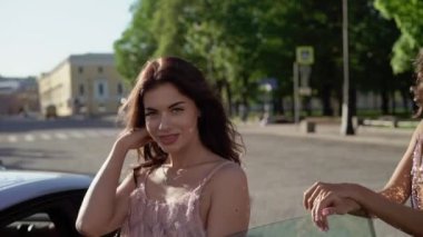 İki genç kadın lüks spor otomobil poz