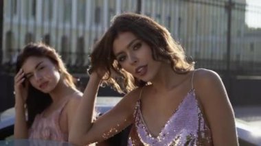 İki genç kadın lüks spor otomobil poz