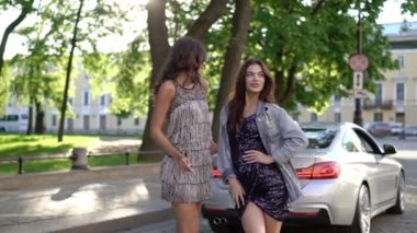 İki genç kadın lüks spor otomobil poz