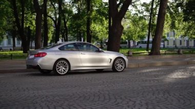 Lüks spor otomobil bir şehirde