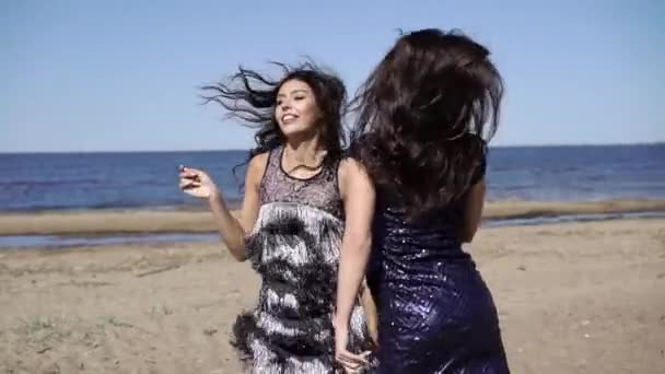 Dwa młoda kobieta taniec na plaży w sukienki — Wideo stockowe