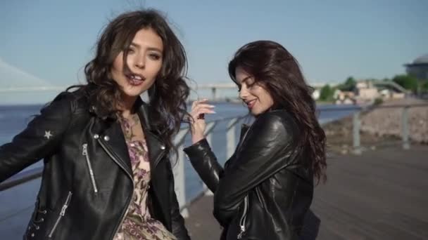 İki genç kadın elbise şehir setin de poz — Stok video