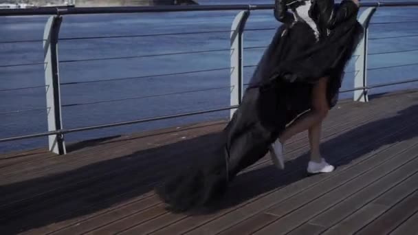 两个年轻女子奔跑和挥舞的礼服 — 图库视频影像