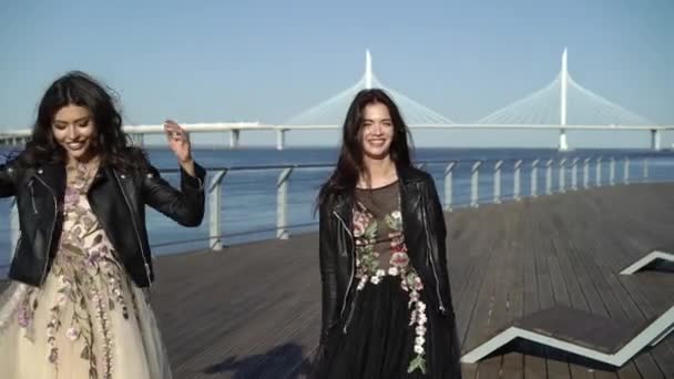 Dua wanita muda melambaikan gaun — Stok Video