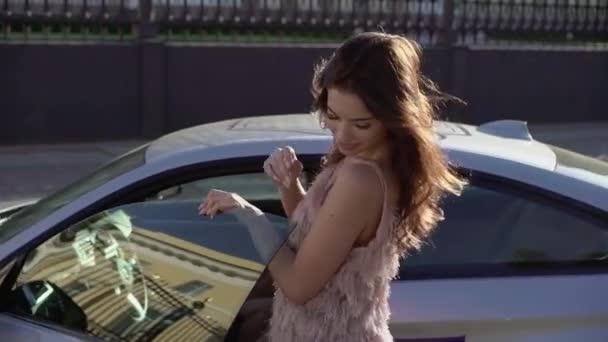 Mujer joven posando cerca de coche deportivo de lujo — Vídeos de Stock