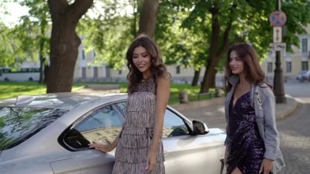 Dwa młoda kobieta stwarzających w pobliżu luksusowych samochodów sportowych — Wideo stockowe