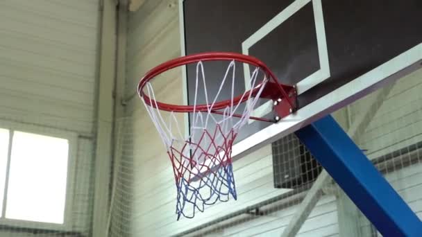 Basketbalový kroužek ve sportovní hale — Stock video