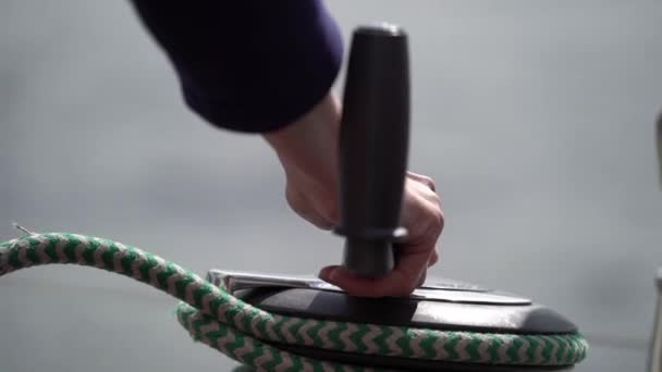 Molinete de cuerda en yate de vela — Vídeos de Stock