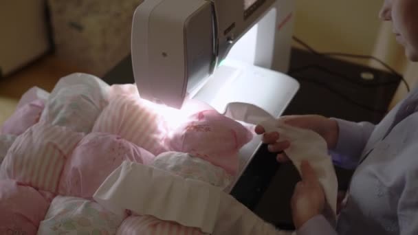 Швея работает на швейной машинке — стоковое видео