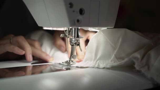 Švadlena pracující na šicím stroji — Stock video
