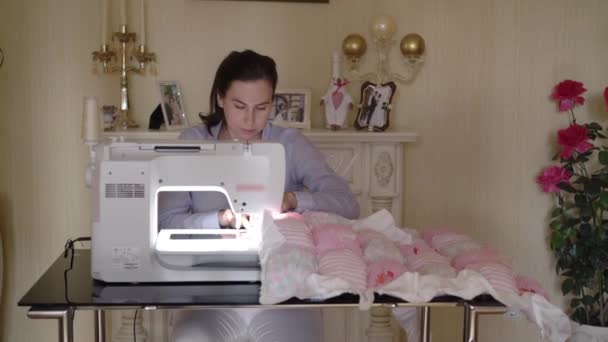 Švadlena pracující na šicím stroji — Stock video
