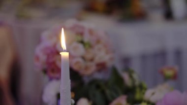 Restoranda partide mum