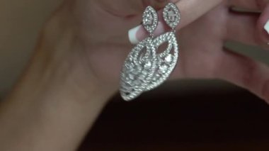 Küpe elinde tutan kadın