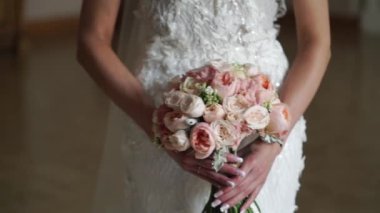 Genç gelin çiçekleri ile poz