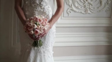 Genç gelin çiçekleri ile poz