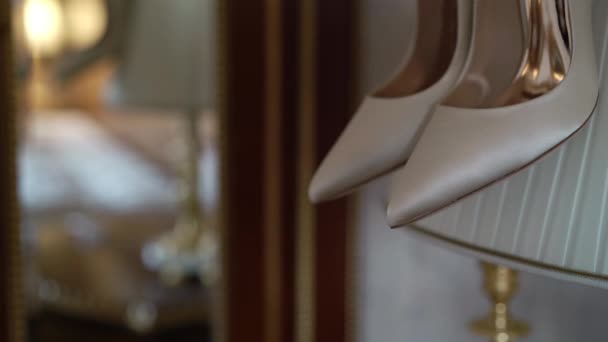 Chaussures de mariée à la lampe — Video