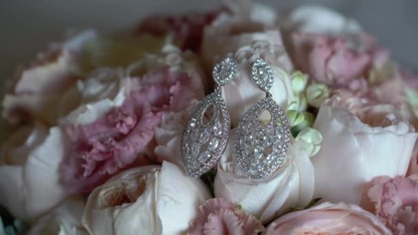 Boucles d'oreilles et bouquet de roses — Video