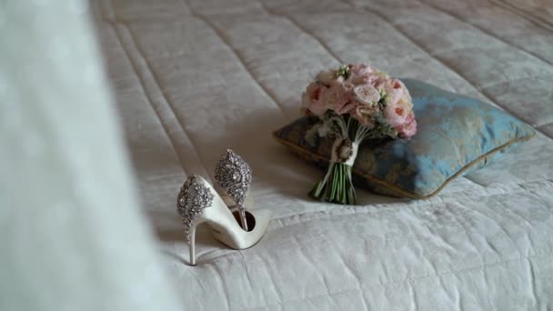Svatební šaty, kytice a boty — Stock video
