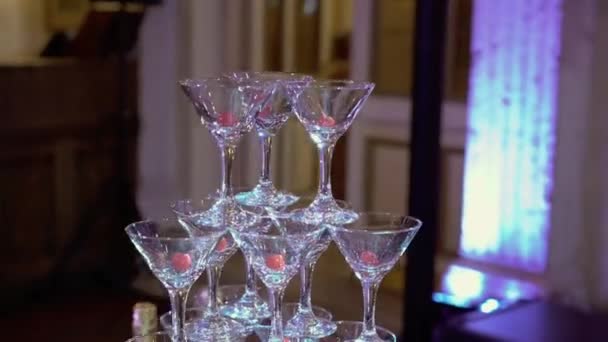 Pyramida šampaňského na večírku — Stock video