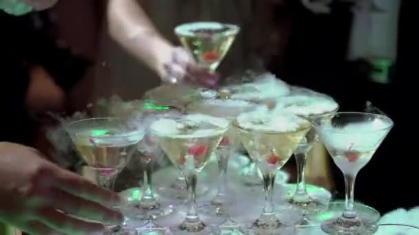 Pirámide de champán en la fiesta — Vídeo de stock